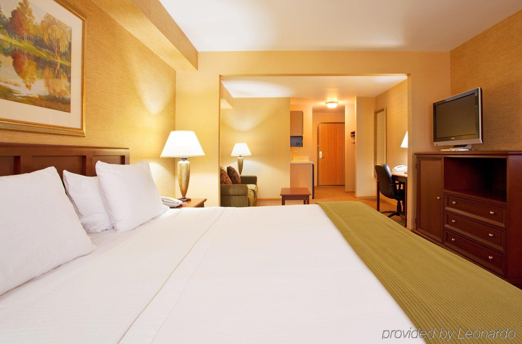 Holiday Inn Express & Suites Iron Mountain, An Ihg Hotel Номер фото