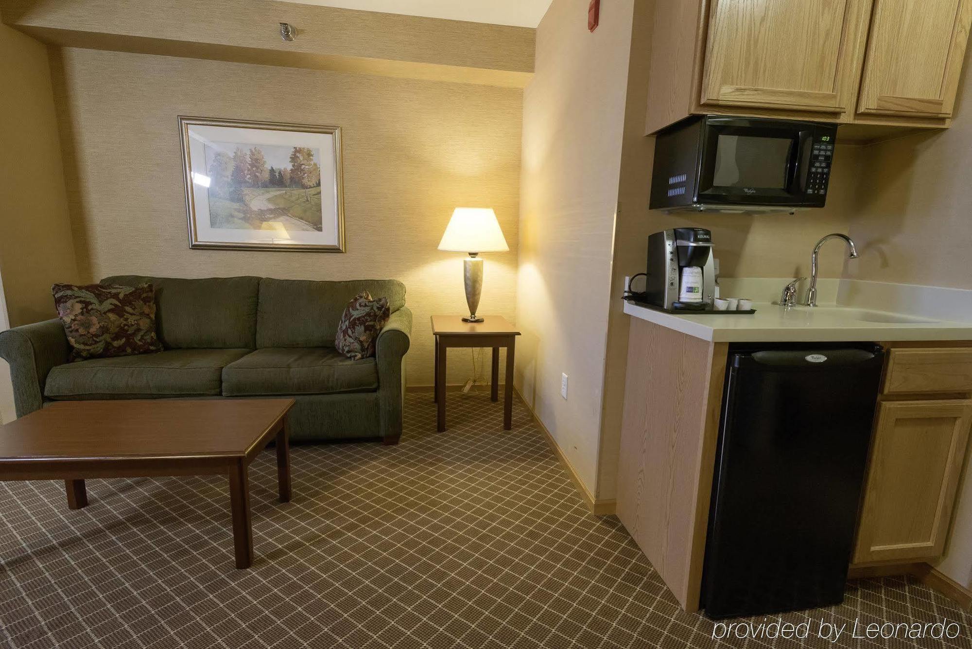 Holiday Inn Express & Suites Iron Mountain, An Ihg Hotel Экстерьер фото